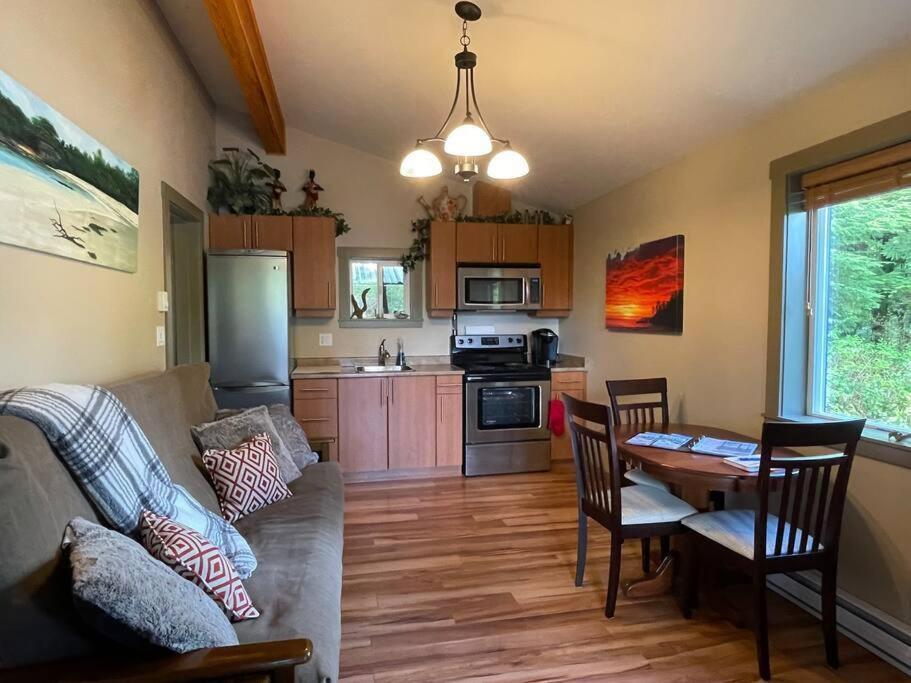 Cozy Corner Cottage Port Renfrew Eksteriør billede